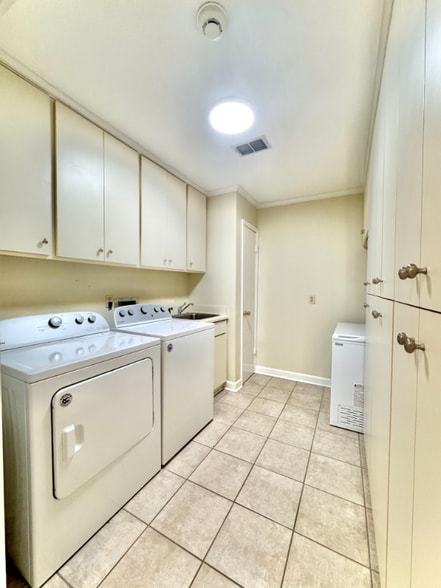 Building Photo - 1812 Seminole Rd