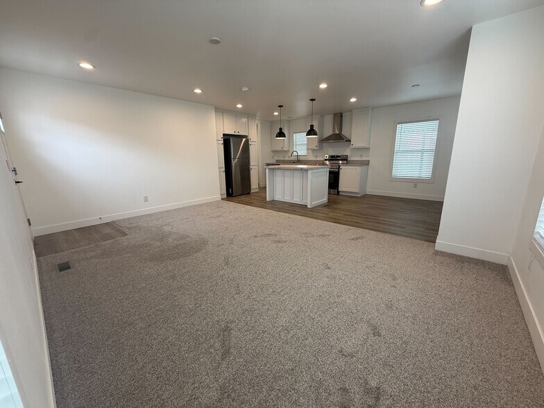 Building Photo - 3601 E Wyoming Ave