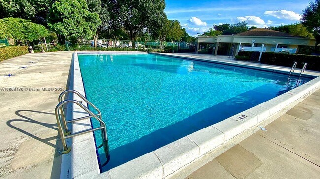 Building Photo - 300 Gardens Dr