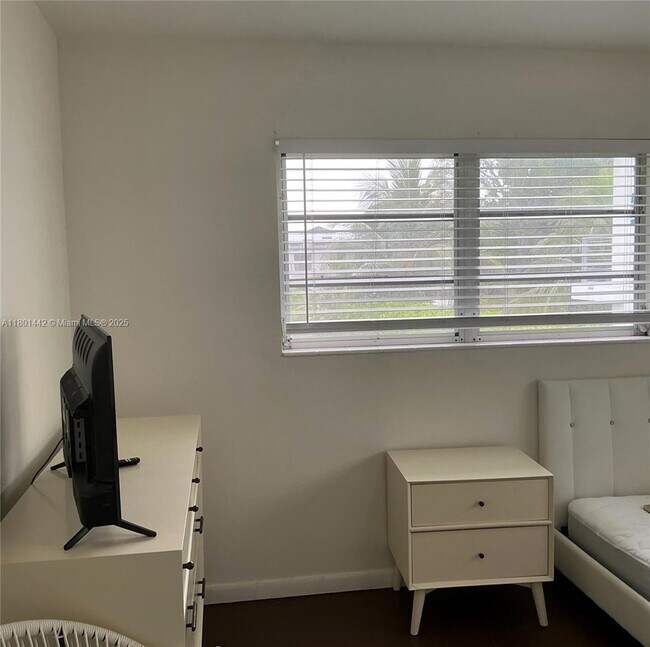Building Photo - 4851 University Dr