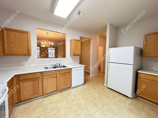 Building Photo - Bright 3-Bedroom Townhome with Ample Space...
