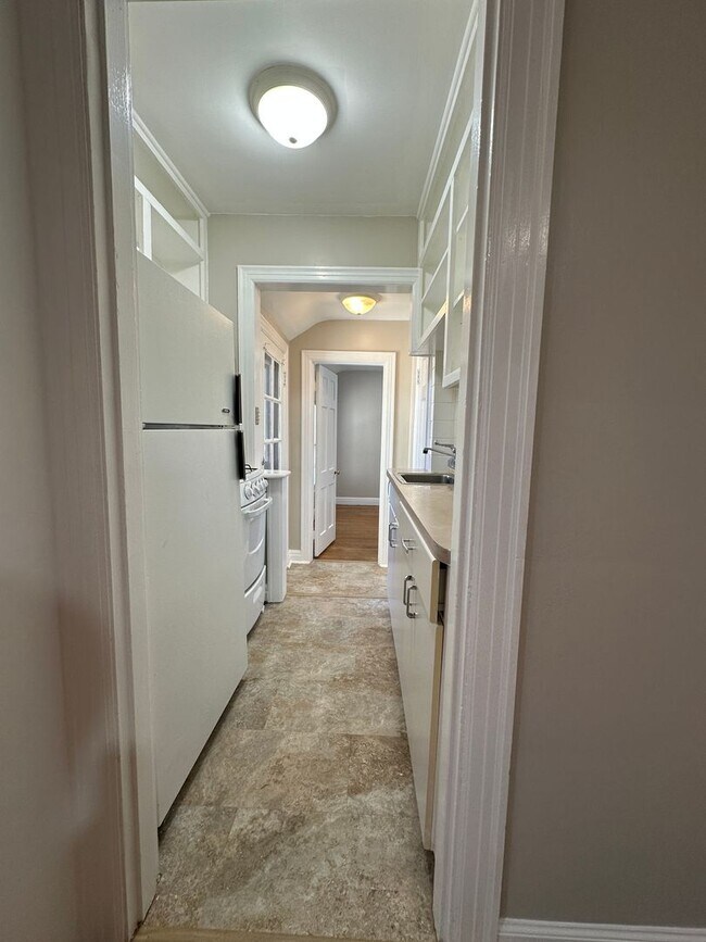 Building Photo - Coming Soon! Charming 1 BR House, 6 min from UK! New Flooring & Paint, Fenced Backyard, Pets Ok!