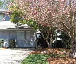 Building Photo - 3 bedroom / 2.5 bathroom ~ Townhome in Hunter's Creek *Unit has a GREAT LOFT!
