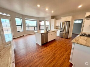 Building Photo - Spacious 5 Bedroom, Views, Refrigerated Ai...