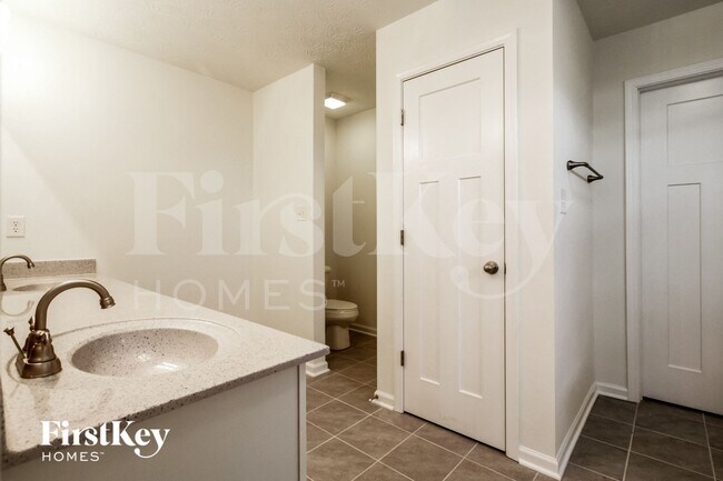 Building Photo - 7240 Lockford Walk N