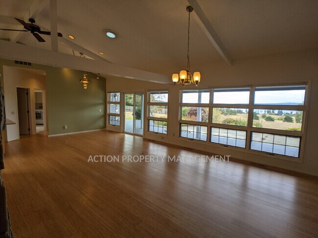 Building Photo - 3 bed 3 bath on 4.8 acres w/ beautiful water view
