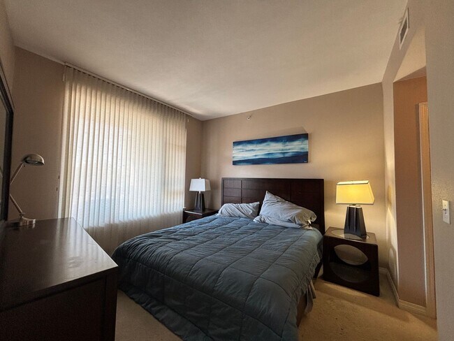 Building Photo - Modern Downtown Condo with Balcony, Pool, ...
