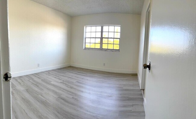 Building Photo - 1407 NE 56th St