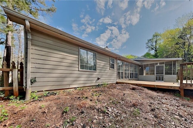 Building Photo - 615 Paris Dr