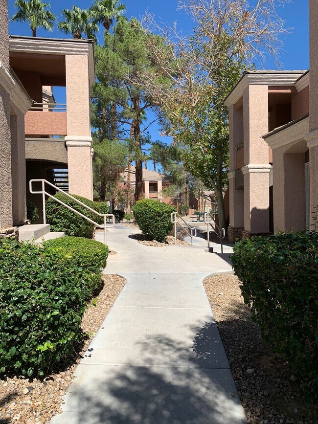 Building Photo - 3 bed, 2 bath, 2 car garage townhouse for ...