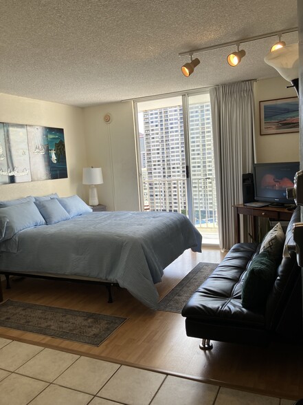 Queen size bed - 1920 Ala Moana Blvd