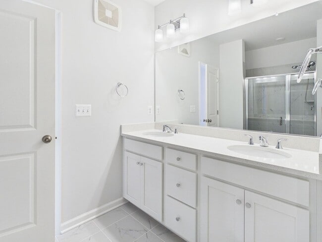 Building Photo - 640 Brookwood Glen Terrace