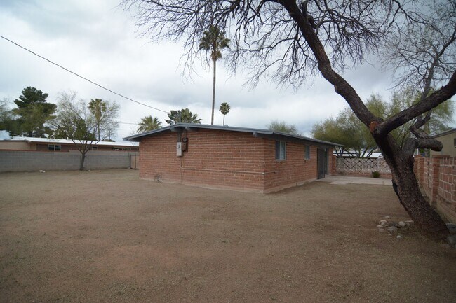 Building Photo - Remodeled 3 Bedroom 2 Bath House! Central/...