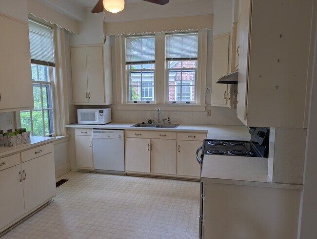 Building Photo - 1007 Wildwood Ave