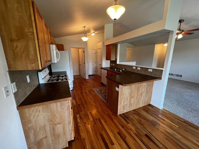 Building Photo - Charming 3 Bed, 2 Bath Home in Maple Hill