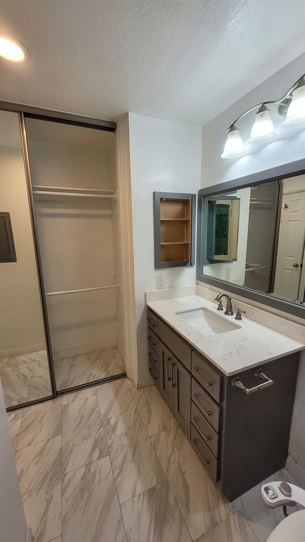 Building Photo - Downstairs 2 Bed 2 Bath Condo in Gated Community!