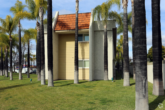 Building Photo - El Conquistador Apartments
