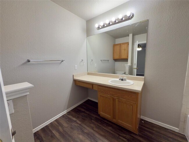 Building Photo - 1030 Moser River Dr