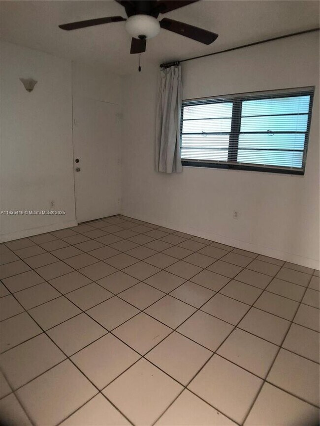 Building Photo - 2539 Bayshore Dr