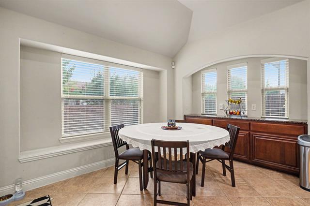 Building Photo - 2412 Lynbridge Dr