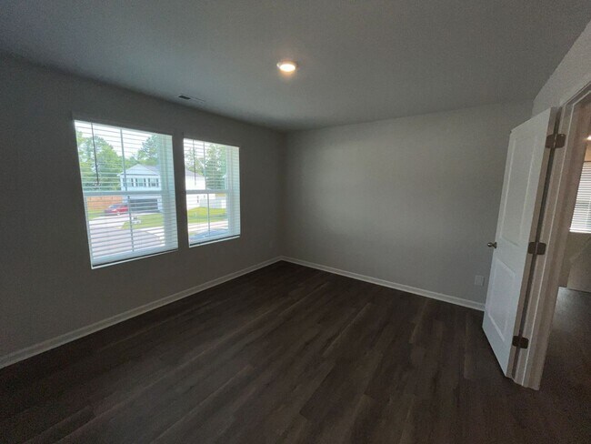Building Photo - 503 Sandy Holw Dr