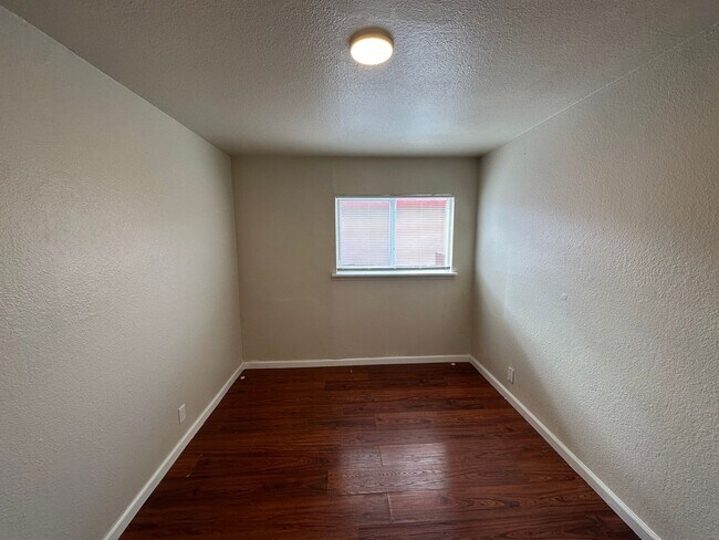 Building Photo - 317-323 S 26th St