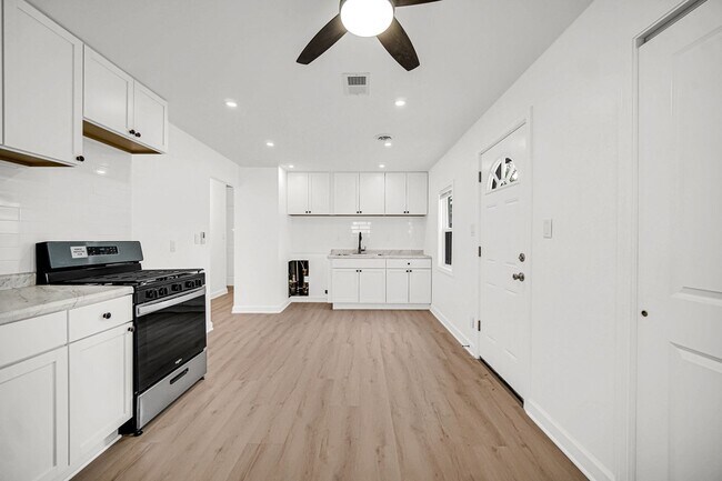 Building Photo - 7610 Alexander Ave