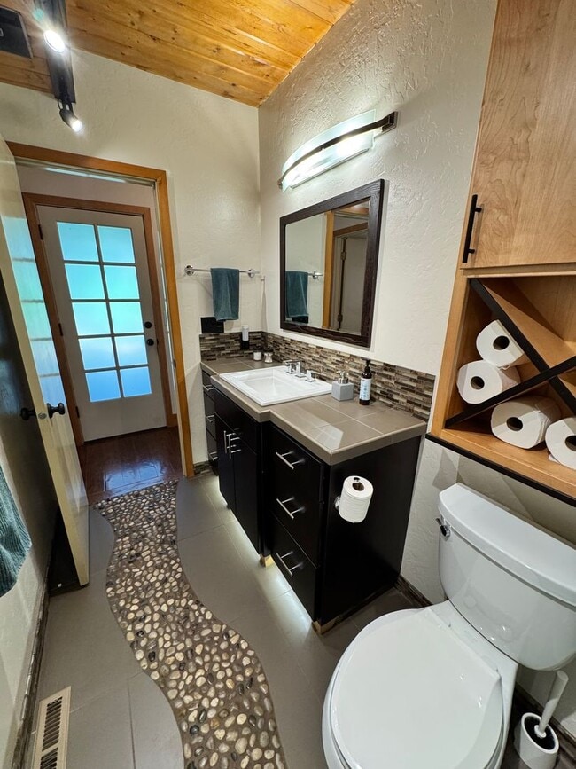 Building Photo - FOR RENT: FURNISHED LONG-TERM EXTREMELY CO...