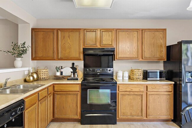 Building Photo - 5705 Viewpoint Dr
