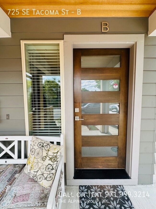 Building Photo - 725 SE Tacoma St