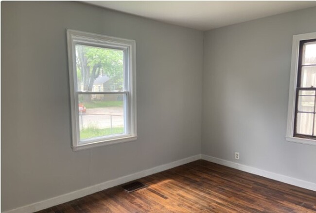 Building Photo - Cute 3 bedroom 1 bathroom house