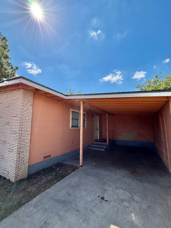 Primary Photo - Now Available - 3 Bedroom Home!!