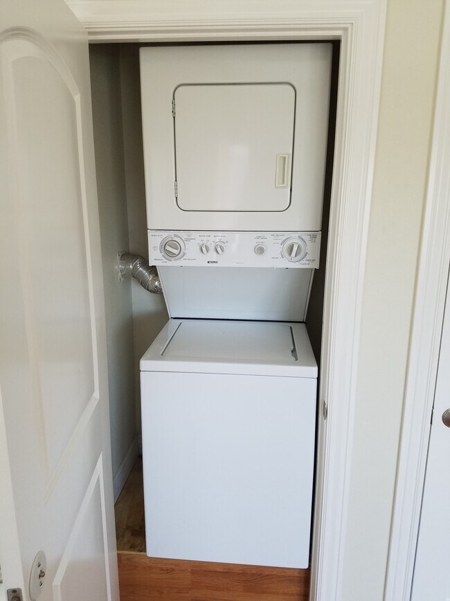 Building Photo - 5960-5964 Vista Ridge