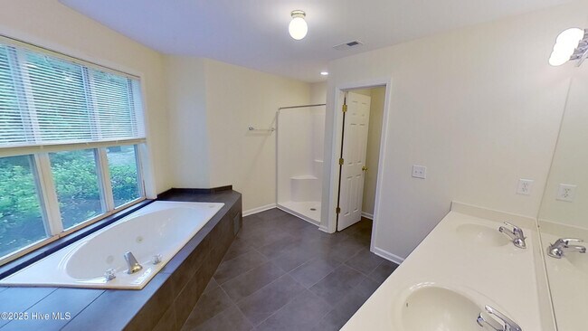 Building Photo - 4158 Breezewood Dr