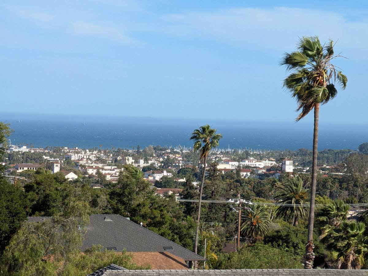 Gorgeous city lights and sea.view from all rooms - 508 Orena St