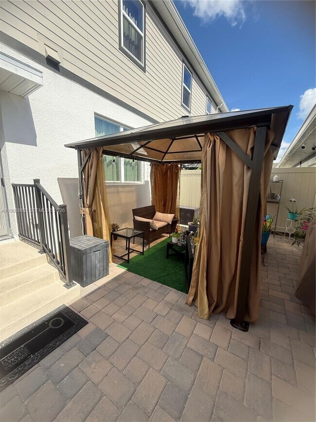 Building Photo - 9261 Gran Teatro Dr