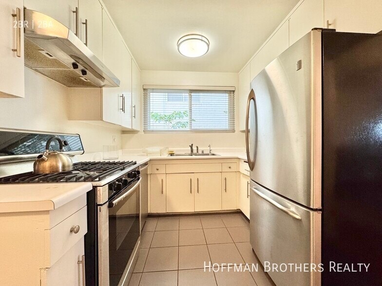 Building Photo - 10655 Wilshire Blvd