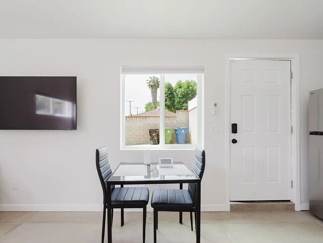 Building Photo - "Charming Reseda Retreat: Cozy 1-Bedroom with Stylish Granite Accents!"