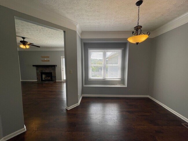 Building Photo - STYLISHLY UPDATED 3 BEDROOM CONDO IN LENNO...