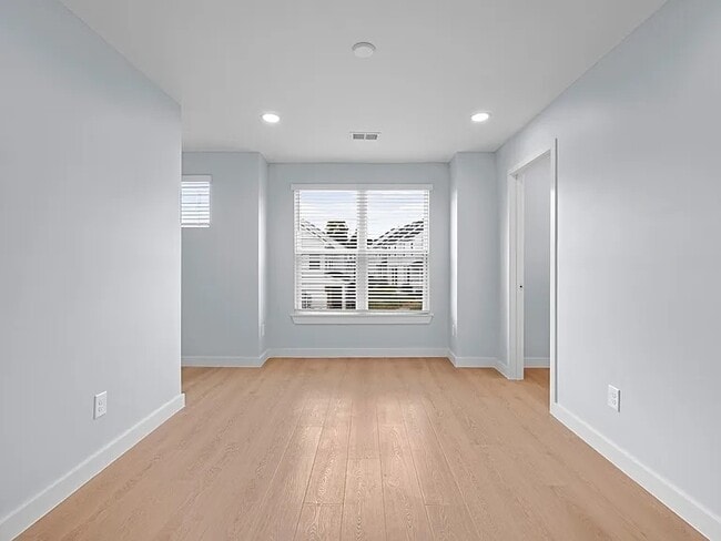 Building Photo - 701 Laura Ward Pl