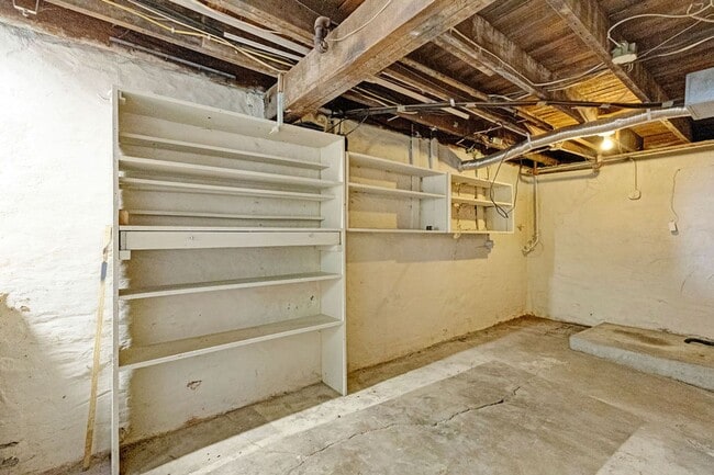 Building Photo - 3BR Cottage with Large Backyard, Garage and a Basement!