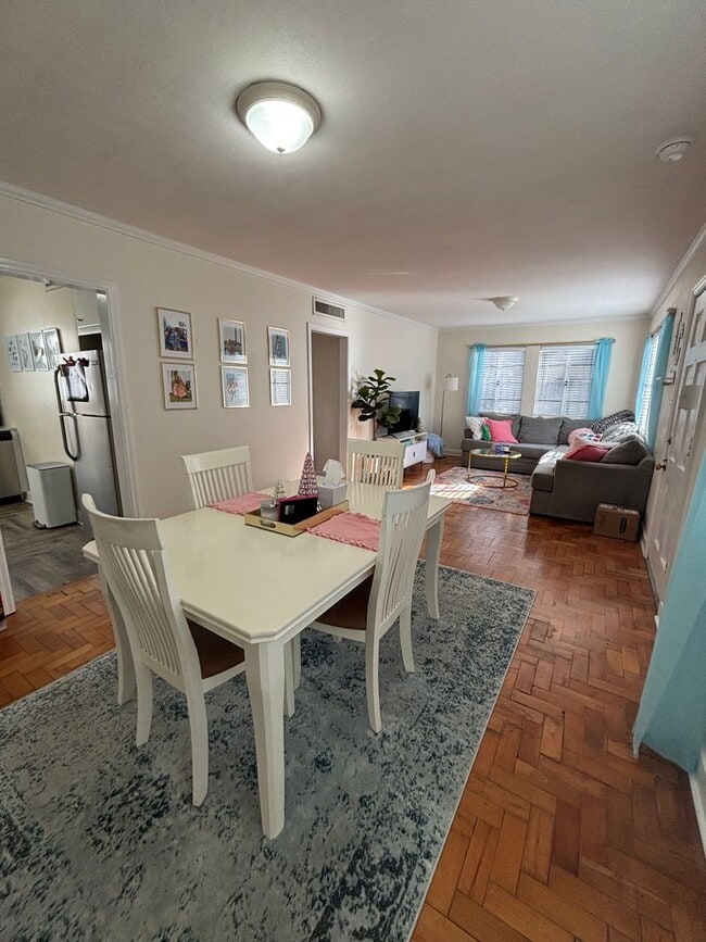 Building Photo - R1026 University Heights