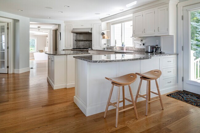 Building Photo - 2 Oak Knoll Rd