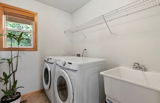 Building Photo - 4 Bed 3Bath Beautiful Single-family House ...