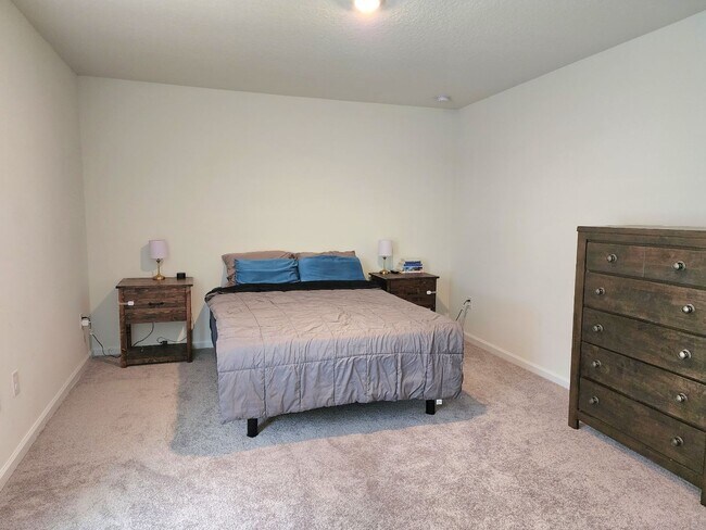 Building Photo - This attractive 3/2 Newer Home is situated...