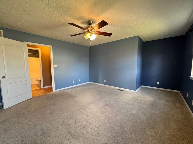 Building Photo - Beautiful spacious home in Waynesville