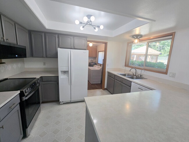 Building Photo - 164 N Harbor St