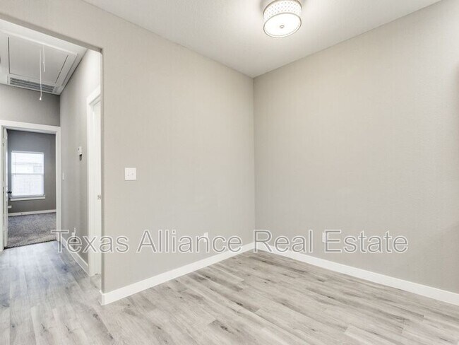 Building Photo - 3207 Karen St