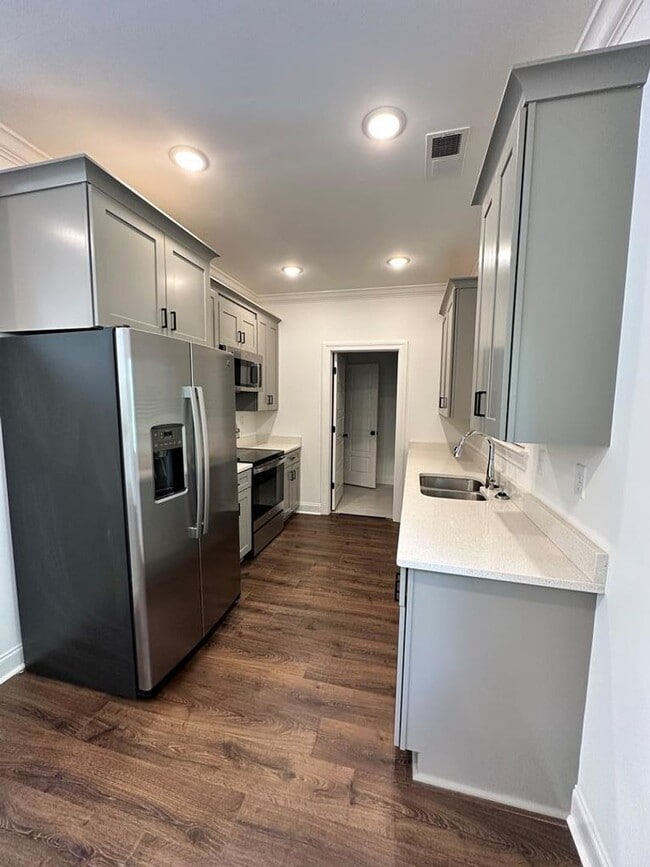 Building Photo - 3 Bed 3.5 Bath in Desirable Meadow Crest Neighborhood!