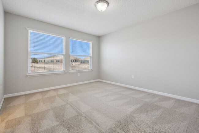 Building Photo - 3/2.5/2 Townhome in SummerLake